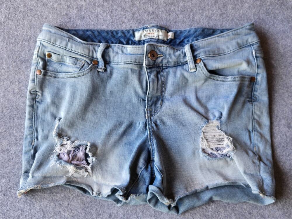 Torrid Cutoff Jean Shorts Distressed / Thrashed Stretch Size 12 (34"x4")